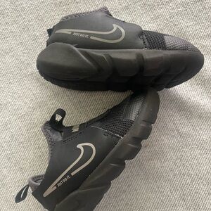 Toddler NIKE Size 9C | Black Sneakers | Slip On Athletic Shoes